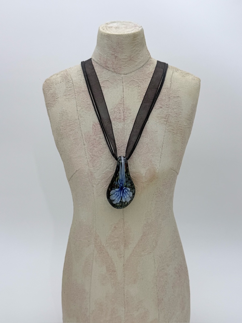 Vtg. Blue Floral Hand Blown Teardrop Art Glass Pendant Choker Necklace